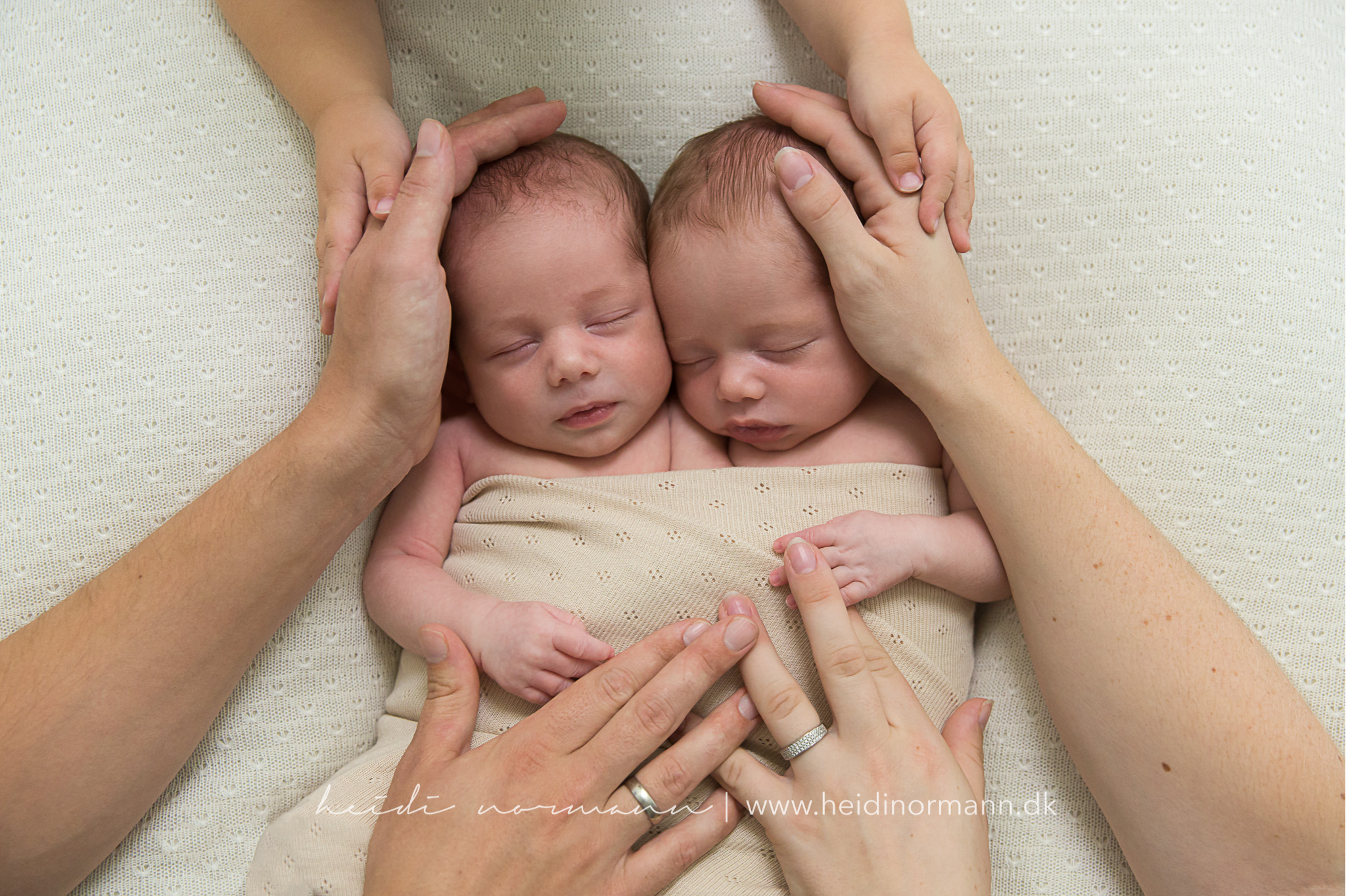 fotograf-heidi-normann-newborn-twins-nyfødt